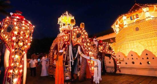 ඇසළ පෙරහර මංගල්‍යයේ තුන්වන රන්දෝලී පෙරහැර අද